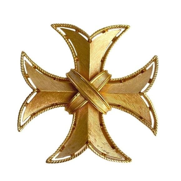 Crown Trifari Maltese Cross Brooch Textured Gold Tone Estate Piece 1960s Vintage - Picture 1 of 9
